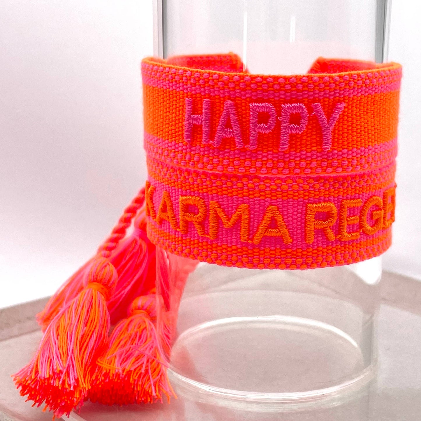 KARMA REGELT DAS Statement Armband gewebt, bestickt