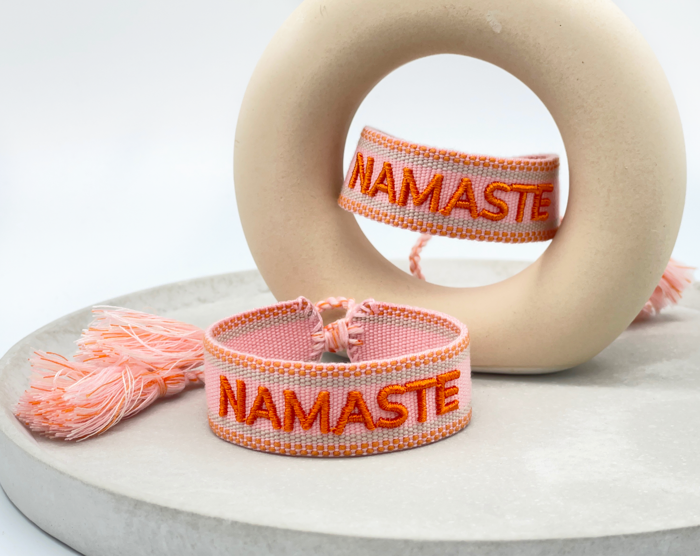NAMASTE Statement Armband gewebt, bestickt